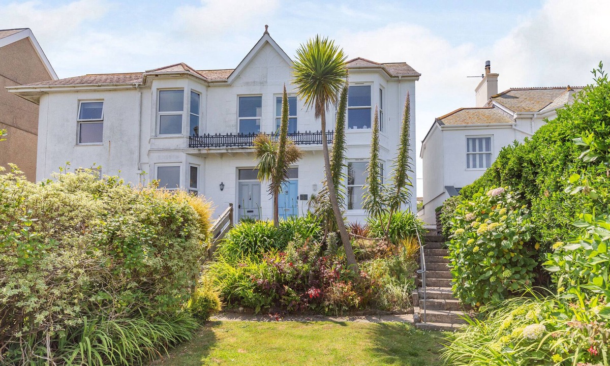 Carbis Bay Apartment | APARTMENT 1 LLEWELLAN, pet friendly, with a garden in St Ives