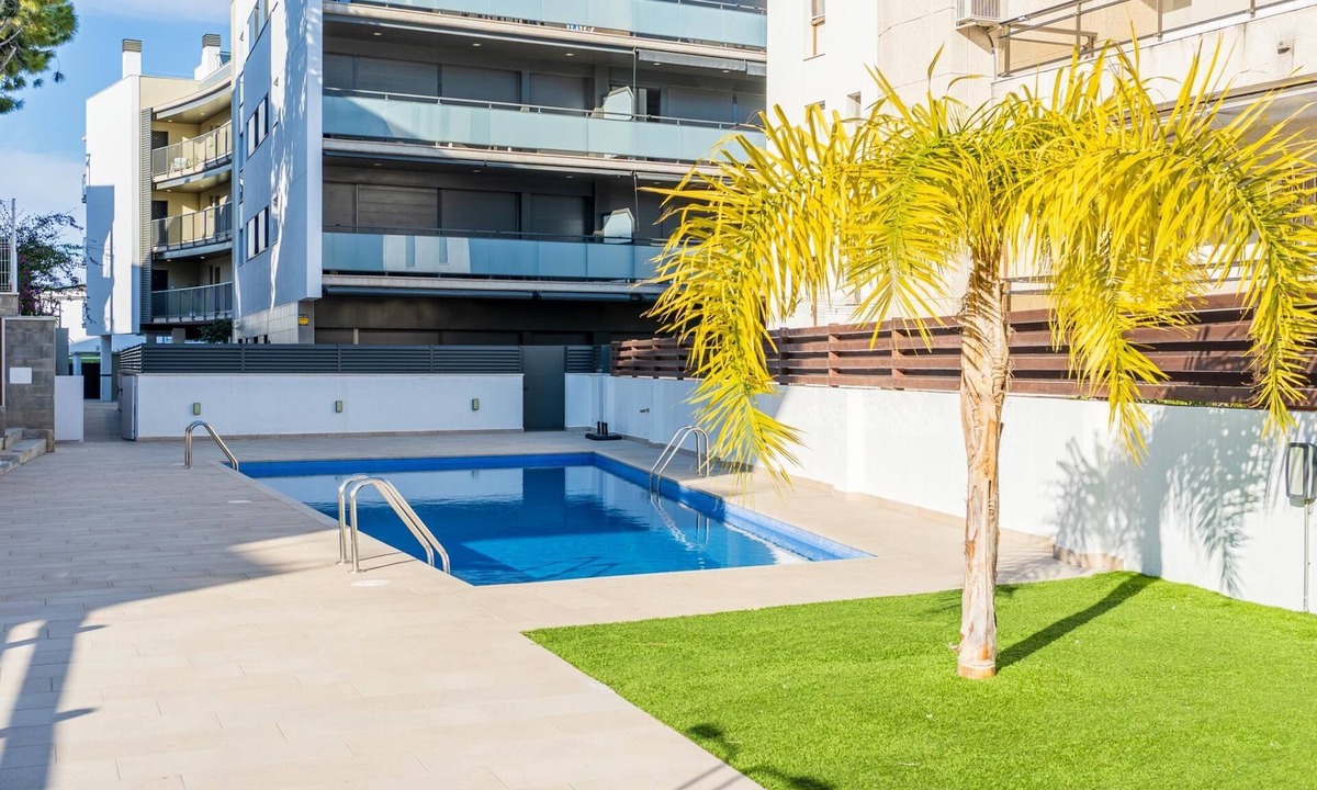 Torredembarra Apartment | Apartment 100m beach and train with free parking