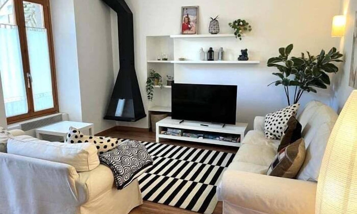 Err Apartment | Apartment 2 Bed Fireplace, Wi-Fi & Pet-Friendly