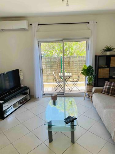 Giens Apartment | Apartment 2 steps from Bergerie Beach!