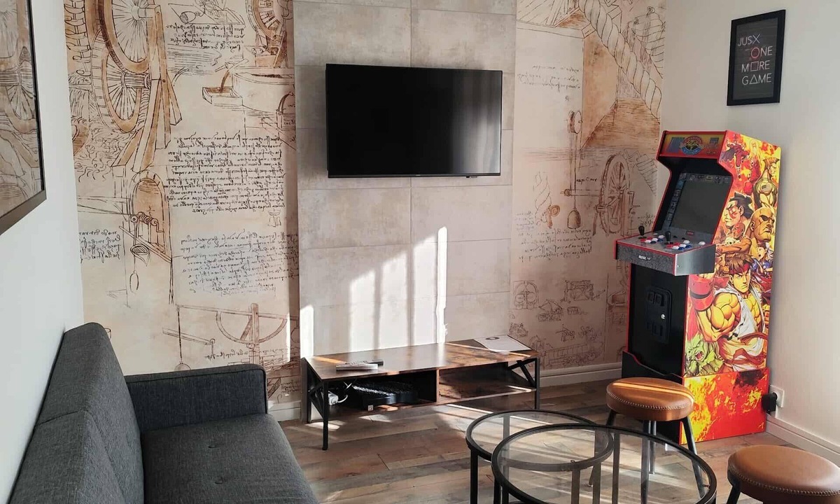 Le Polygone Apartment | Apartment '3 Bedroom Near The Palais' with Mountain View, Wi-Fi and Air Conditioning