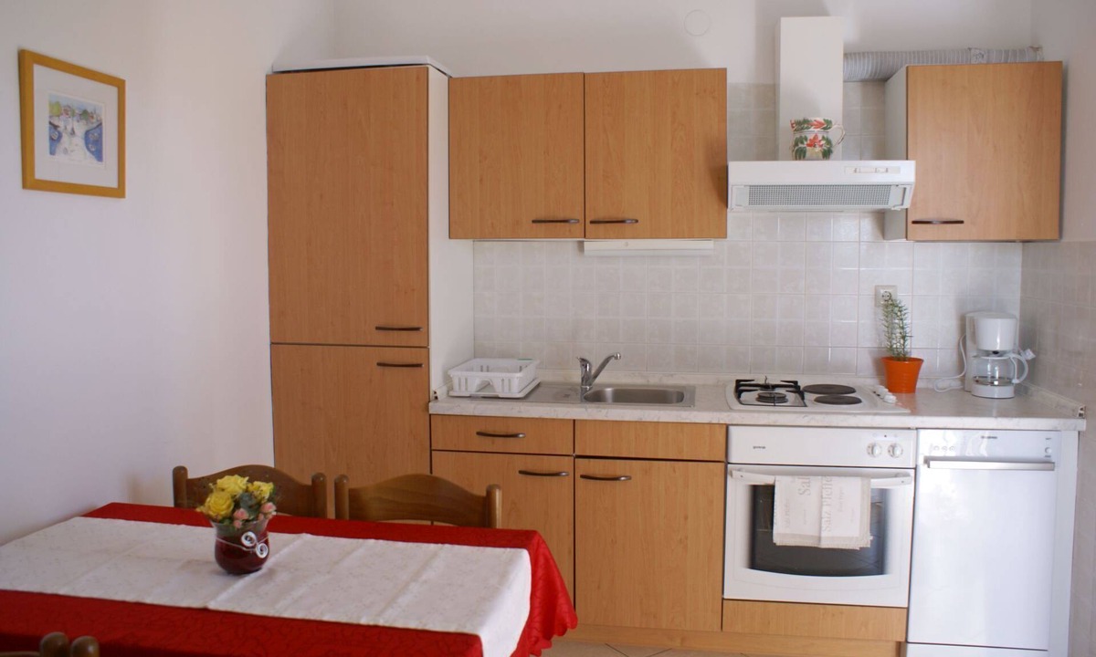 Krk Apartment | Apartment 400 m from the nearest beach - air conditioning & satellite TV