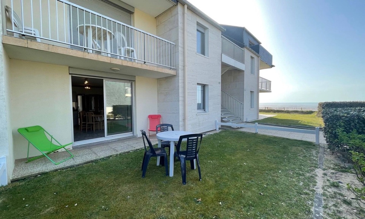 Jullouville Apartment | Apartment 50m from beach with terrace and garden