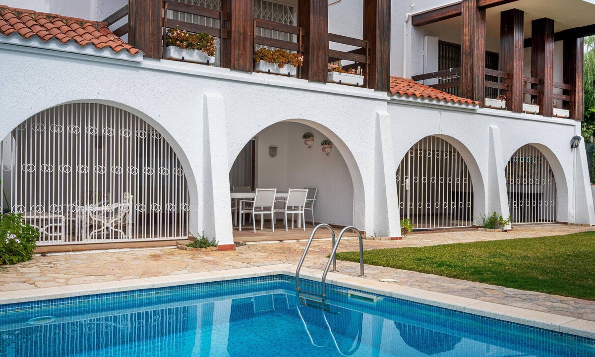 El Roc de Sant Gaieta Apartment | Apartment 6 people, pool access, private parking, near beach