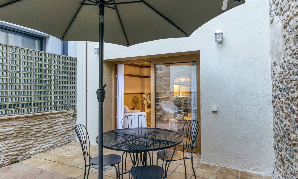 Castello d'Empuries Apartment | Apartment 'Apartaments Can Gibert - Palleret' with Private Terrace and Wi-Fi