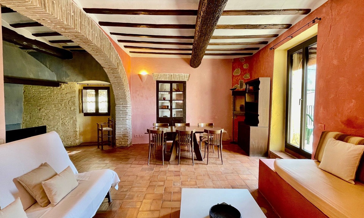 Castello d'Empuries Apartment | Apartment 'Apartaments Can Gibert - Muralla' with Shared Garden, Balcony and Wi-Fi