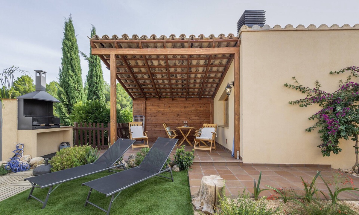 San Martin Sarroca Apartment | Apartment 'Amb Piscina Alta' with Private Pool, Wi-Fi, and Air Conditioning