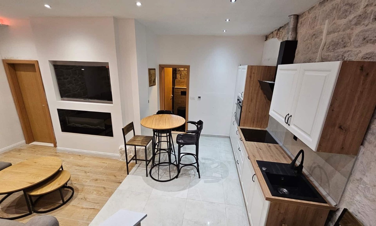Kastel Novi Apartment | Apartment Antonio, on the Seafront With Garden