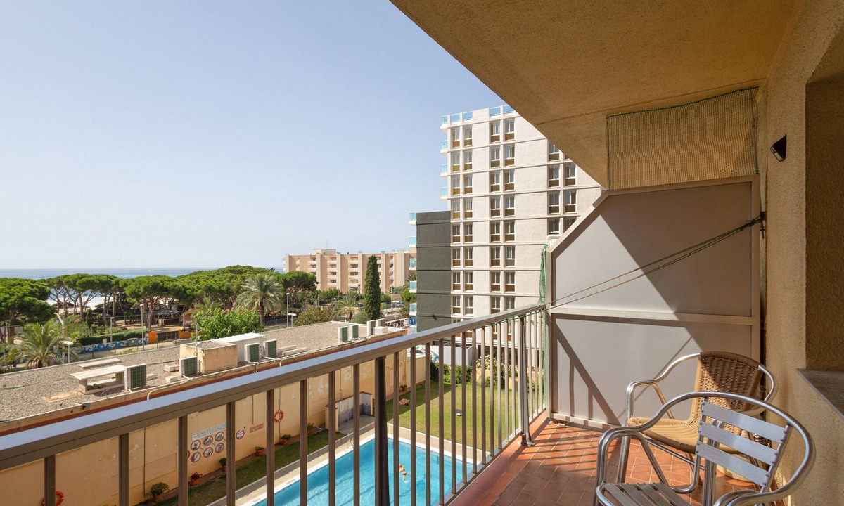 Malgrat de Mar Apartment | Apartment 'Apartamento Primera Línea De Mar' with Sea View, Shared Pool and Wi-Fi