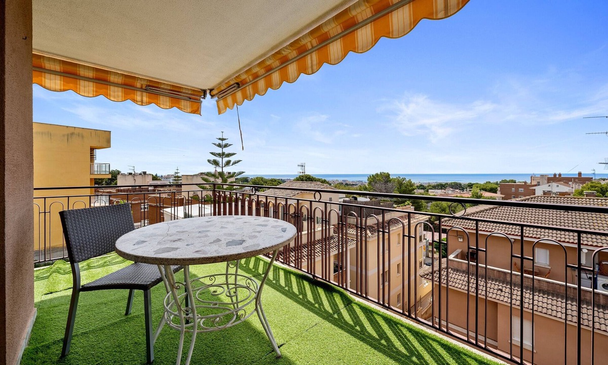 Segur de Calafell Apartment | Apartment 'Apartamento Segur Calafell' with Sea View, Shared Pool and Wi-Fi