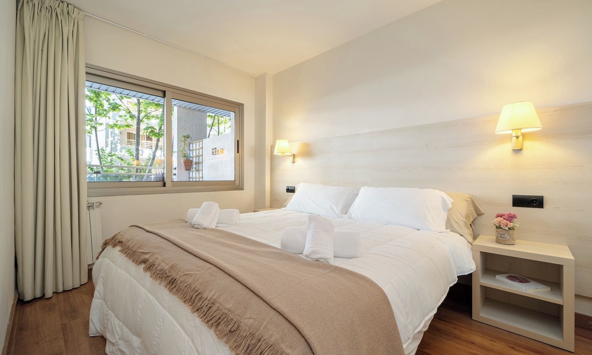 Salou City Centre Apartment | Apartment 'Apartamentos Salou - 112' with Shared Pool, Wi-Fi and Air Conditioning