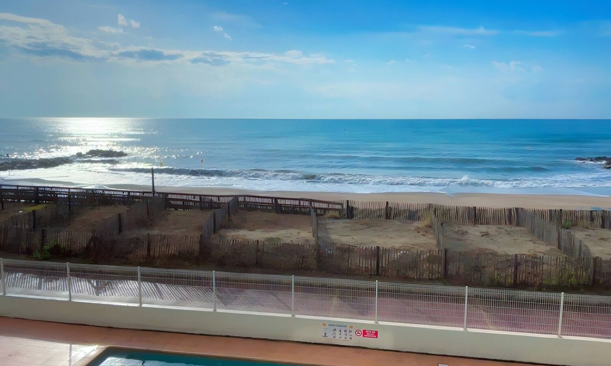 Frontignan Apartment | Apartment 'Appartement Première Ligne Vue Mer' with Sea View, Shared Pool and Private Terrace