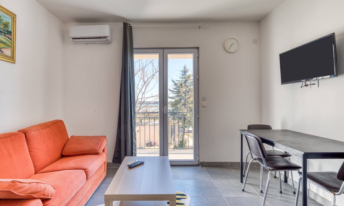 Poussan Apartment | Apartment 'Appartement 4 Personnes' with Shared Garden and Balcony