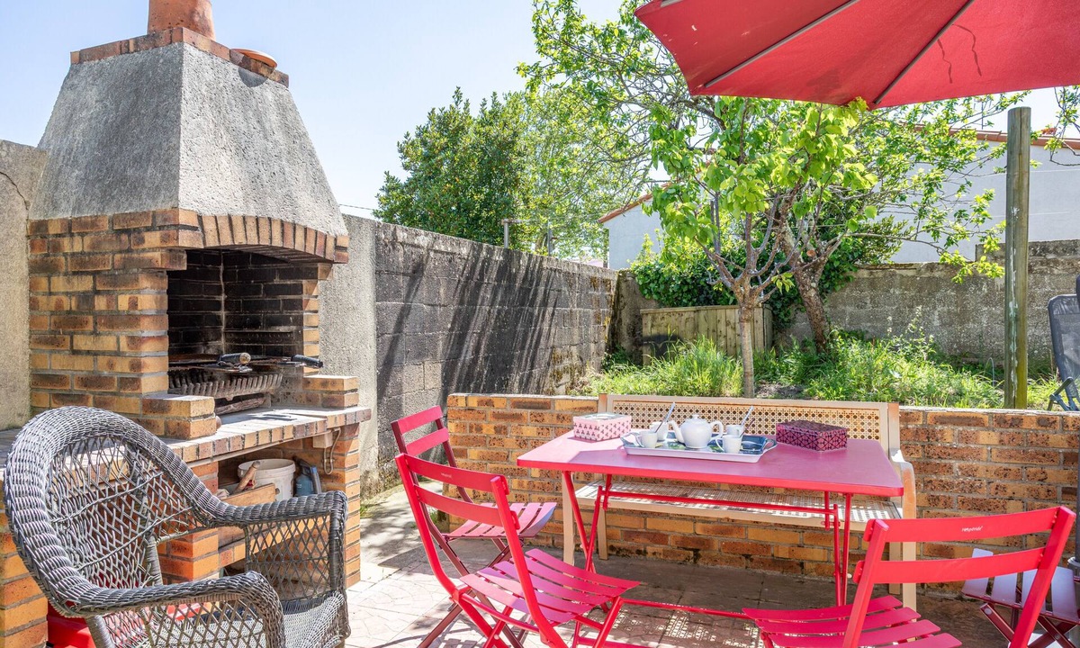 Challans Apartment | Apartment 'Appartement Entre Mer Et Marais' with Shared Terrace, Wi-Fi and Air Conditioning