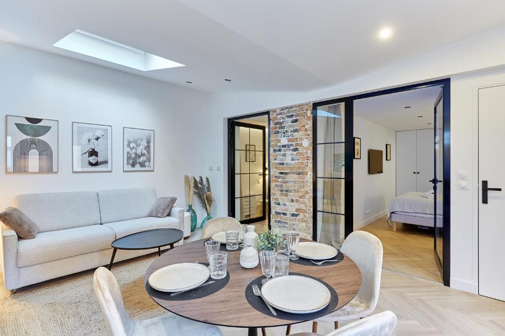Quartier de la Plaine-de-Monceaux Apartment | Apartment Arc de Triomphe by Studio prestige