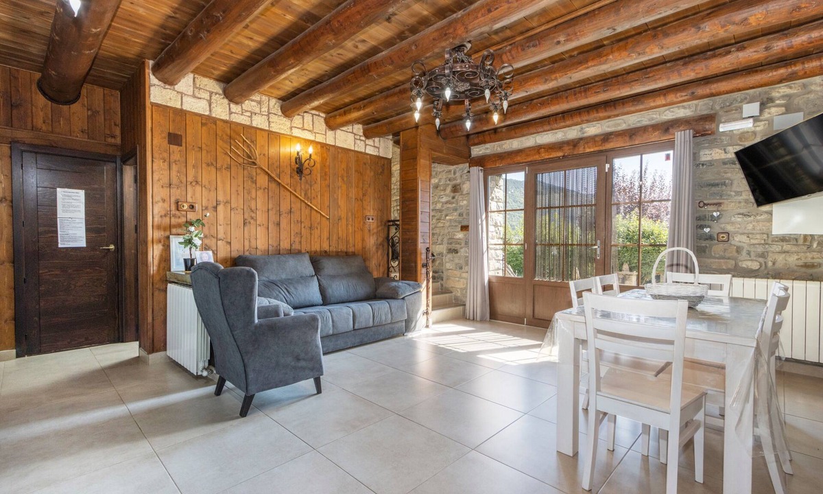Borrastre House | Apartment 'Bachella' with Mountain View, Private Terrace and Wi-Fi
