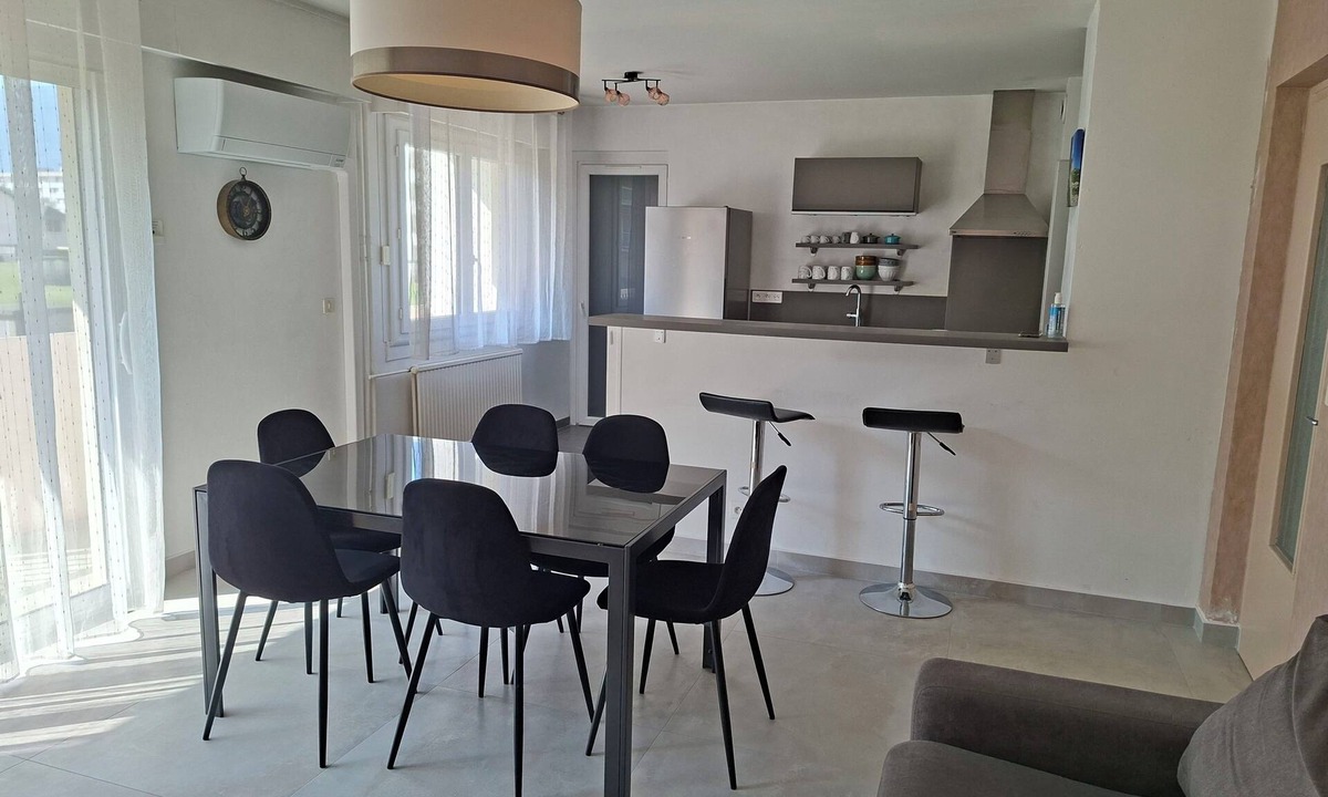 Aix-les-Bains Apartment | Apartment between city and lake, near shops