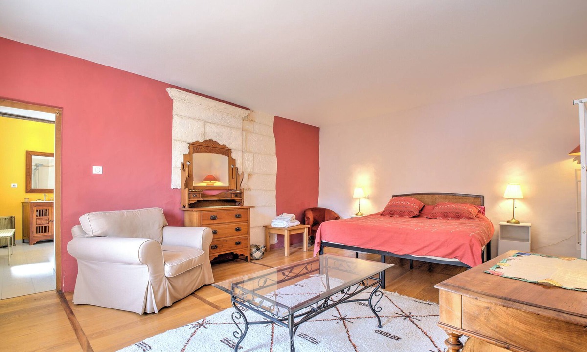 Bourdeilles Apartment | Apartment 'Bourdeilles Sunlight' with Shared Terrace, Shared Garden and Wi-Fi