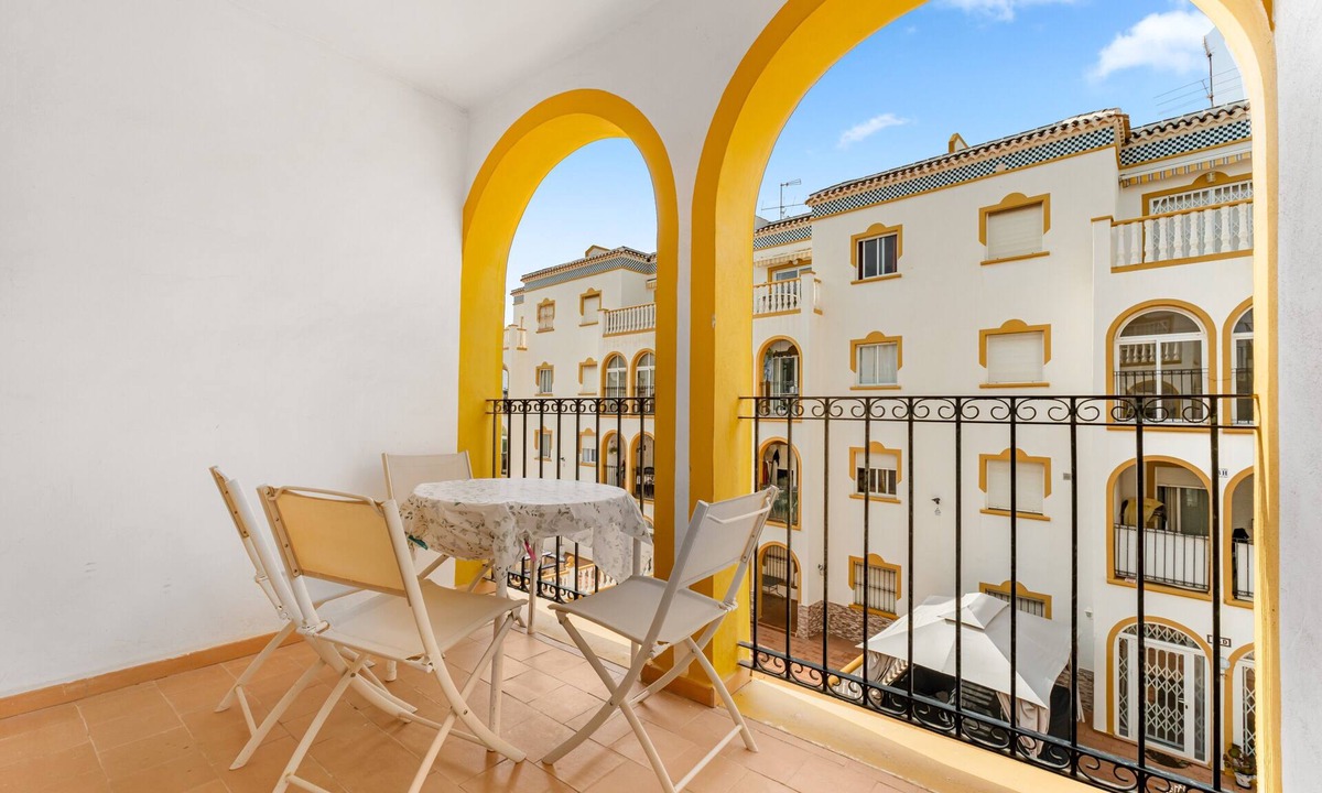 La Zenia Apartment | Apartment 'Buen Ambiente' with Shared Pool, Shared Garden and Wi-Fi