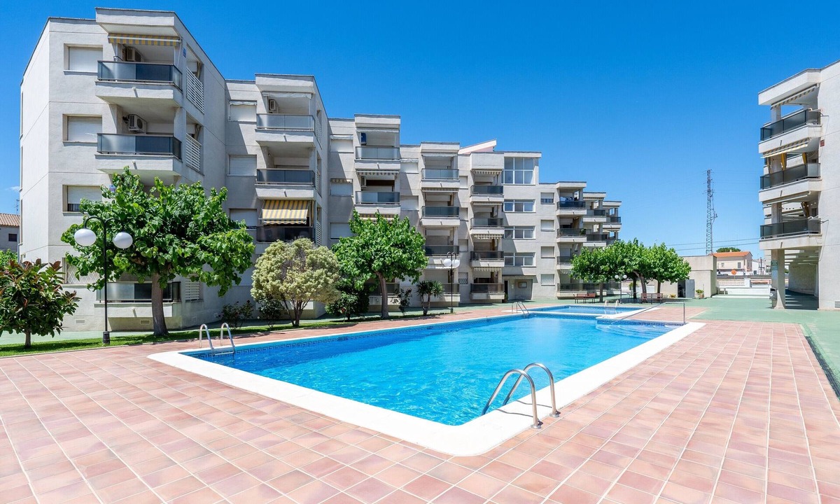 Creixell Apartment | Apartment 'Bumbai' with Shared Pool, Private Garden and Air Conditioning