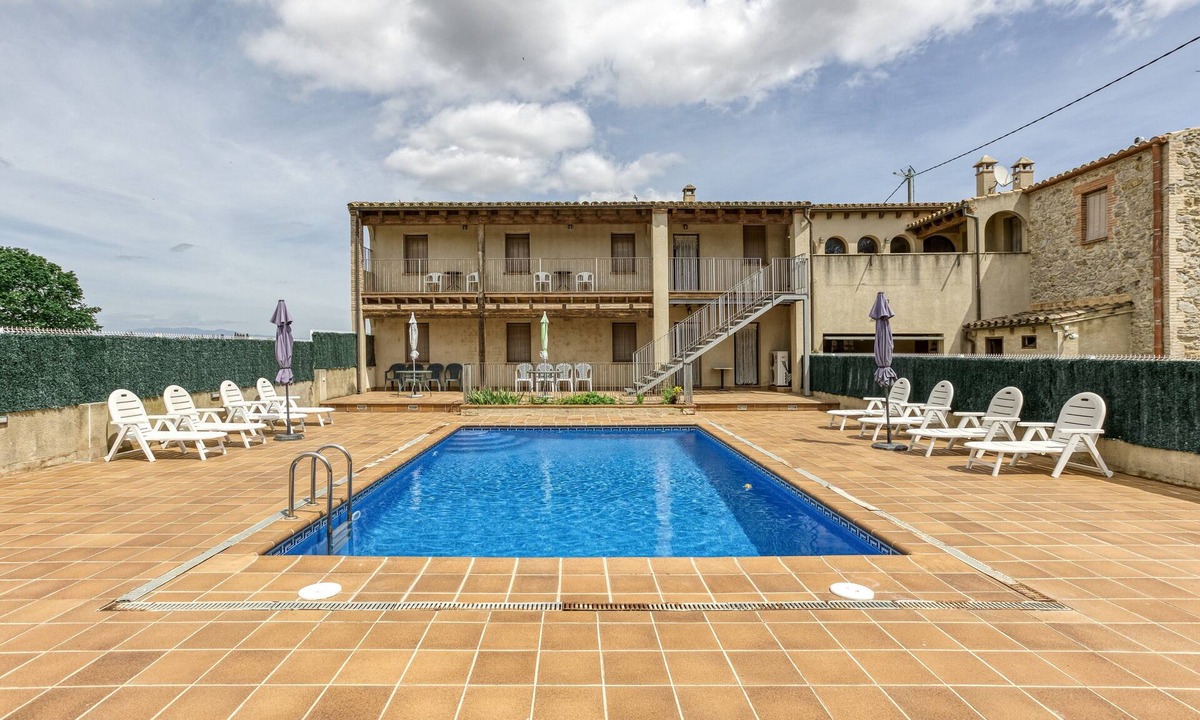 Torroella de Fluvia Apartment | Apartment 'Cal Ferrer 2 - Quadres' with Shared Pool, Wi-Fi and Air Conditioning