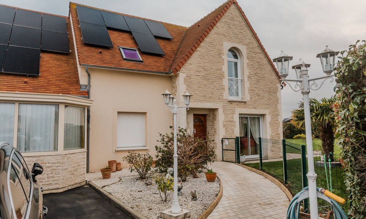 Courseulles-sur-Mer Apartment | Apartment 'Courseulles Comme À La Maison' with Private Terrace and Wi-Fi