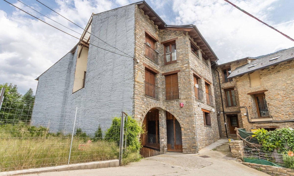 Sort Apartment | Apartment 'Cambuleta En La Bastida' with Mountain Views, Balcony & Wi-Fi