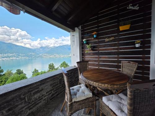 Piazzogna Apartment | Apartment Casa Melitta' Ferien mit schönem Seeblick by Interhome