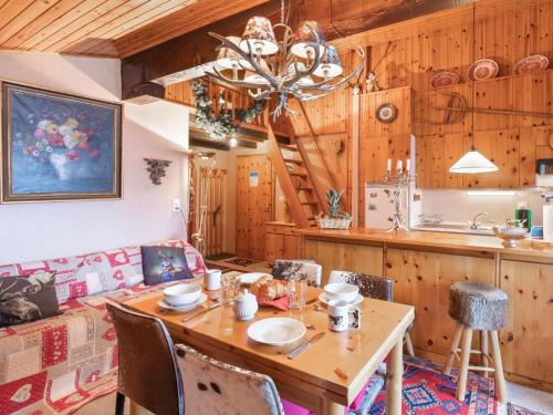 Saint-Pierre-de-Clages Apartment | Apartment Chaedoz 65 by Interhome