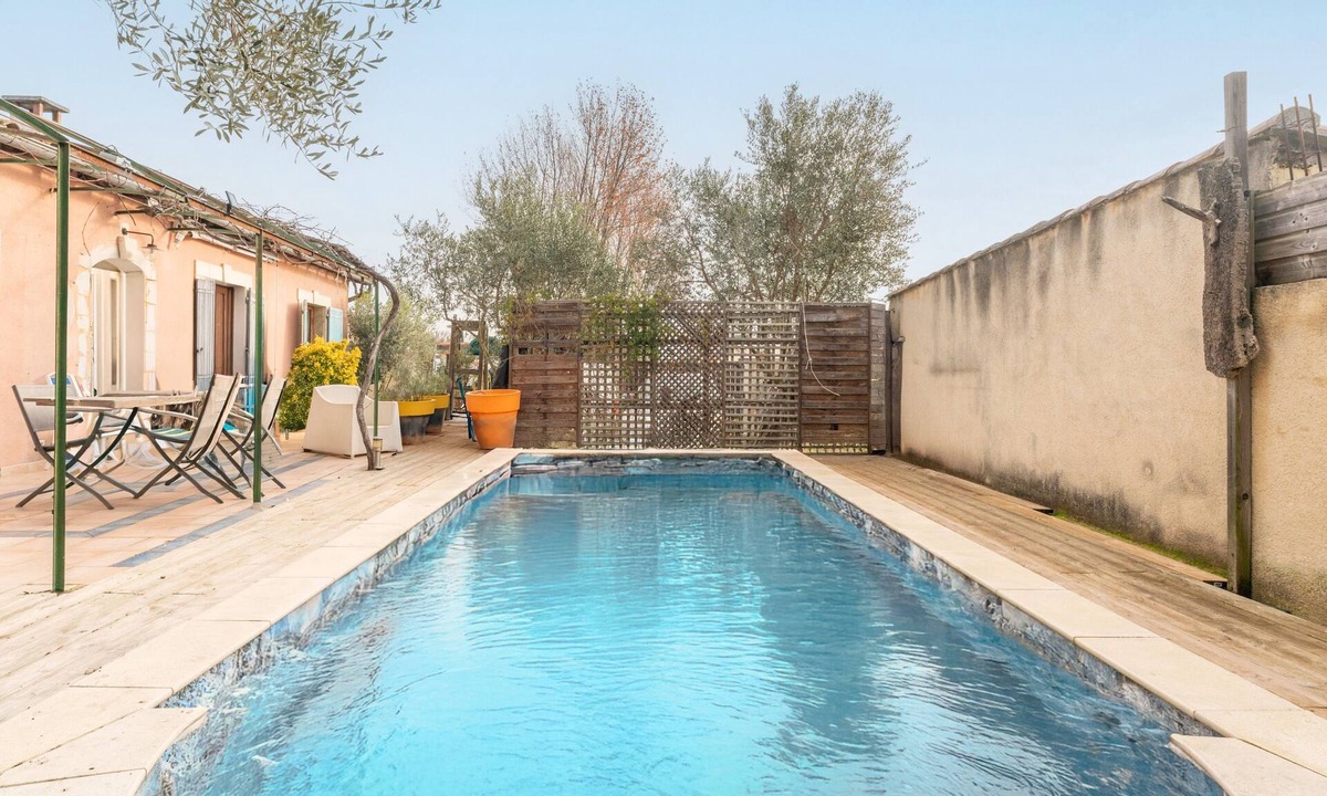Vedene Apartment | Apartment 'Chez Patricia En Provence' with Shared Pool, Wi-Fi and Air Conditioning