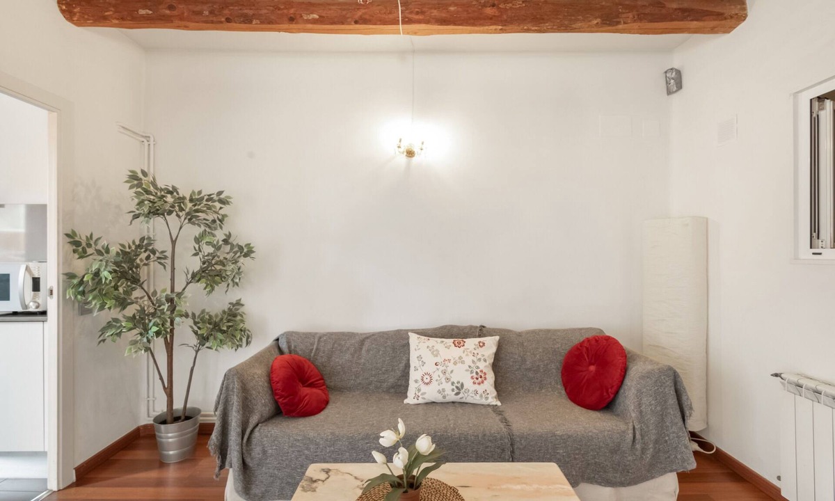 Passeig i Rodalia Apartment | Apartment 'Cozy Centre Manresa' with Private Terrace, Wi-Fi and Air Conditioning