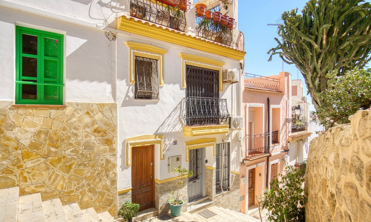 Barri Vell - Santa Creu Apartment | Apartment 'Cueva Alicante' with Wi-Fi and Air Conditioning