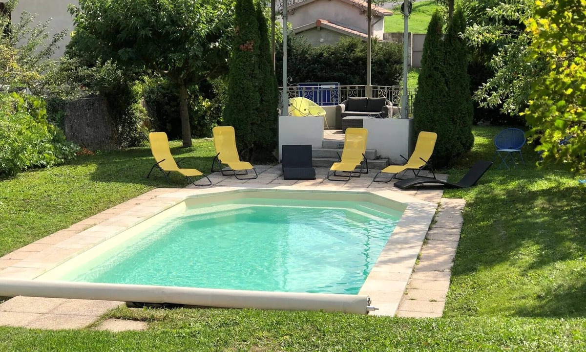 Espaly-Saint-Marcel Apartment | Apartment “Du Puy En Velay à Compostelle” with Shared Pool, Private Garden and Wi-Fi