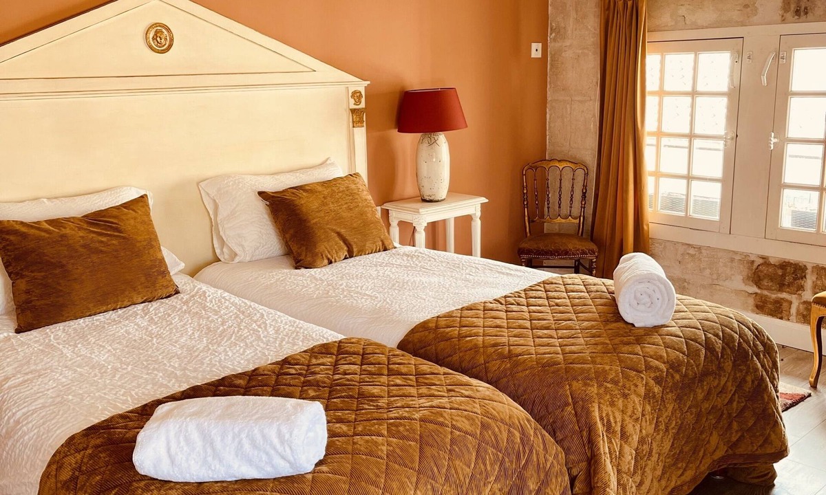 Aigues-Mortes Medieval City Apartment | Apartment-Deluxe-Ensuite with Bath-Terrace-Appartement