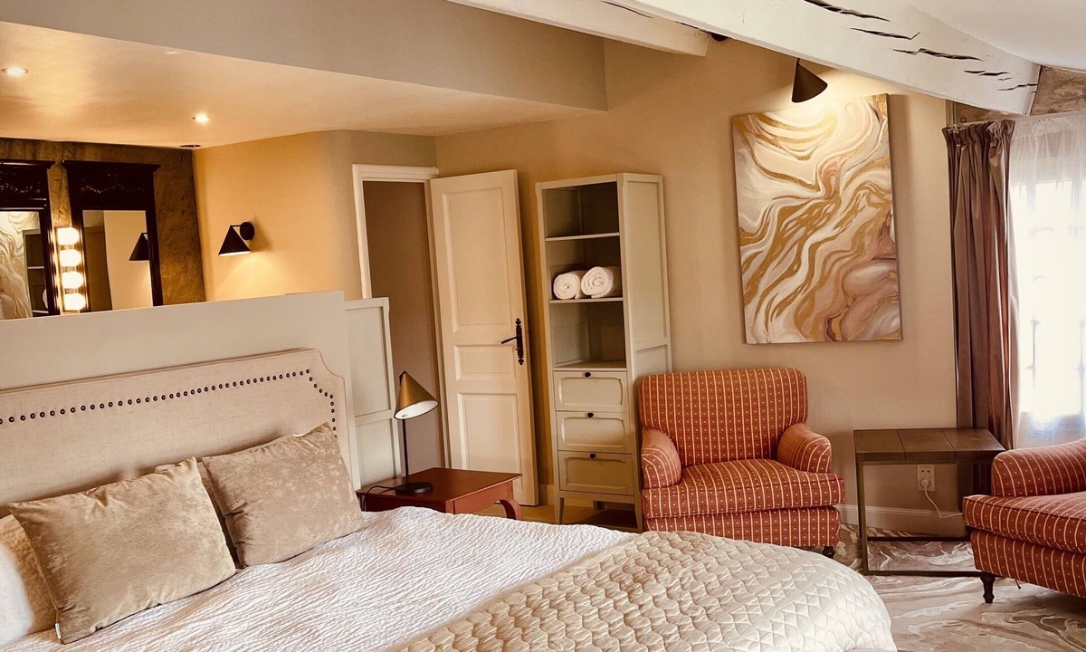 Aigues-Mortes Medieval City Apartment | Apartment-Deluxe-Ensuite with Bath-Terrace