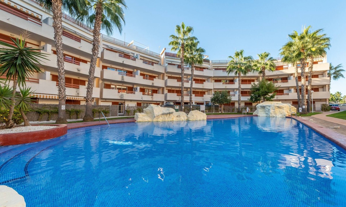 Flamenca Beach Apartment | Apartment 'El Rincon Soleado' with Shared Pool, Wi-Fi and Air Conditioning