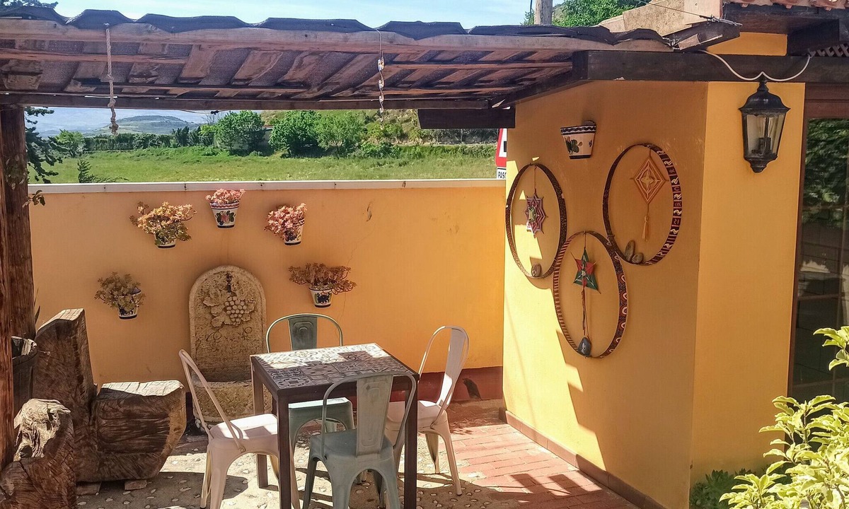 Abalos Apartment | Apartment 'El Guardaviñas Periquita' with Mountain View, Shared Terrace and Wi-Fi