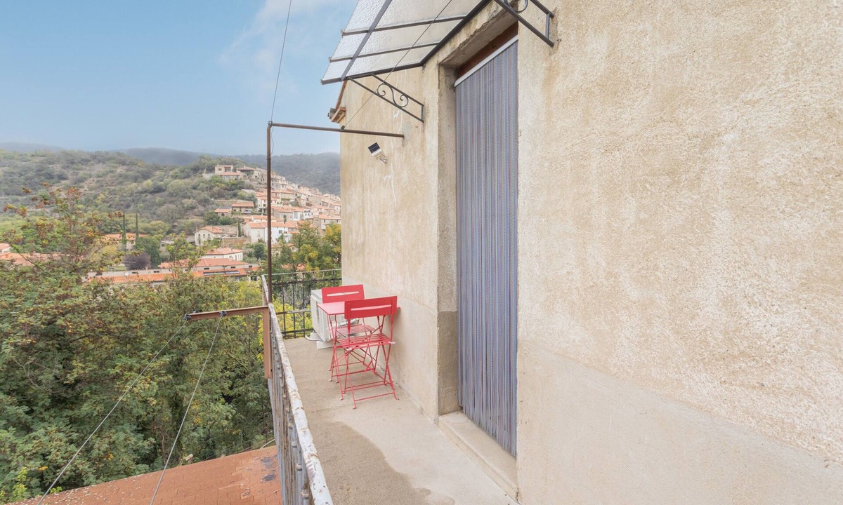 Ria-Sirach Apartment | Apartment 'El Pi Del Rei' with Mountain View, Wi-Fi and Air Conditioning