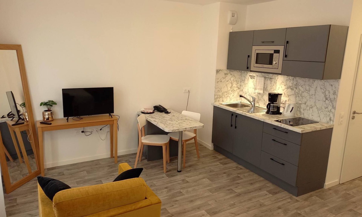 Serris Apartment | Apartment-Ensuite with Bath-Studio