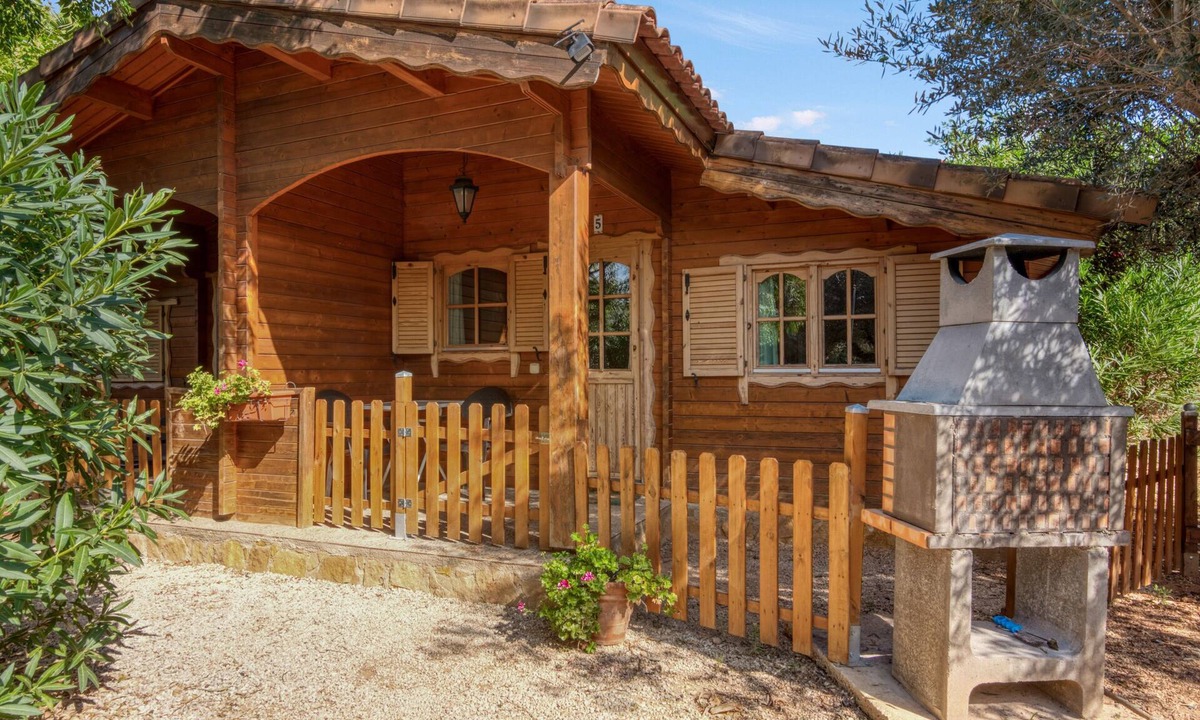 Benicolet Apartment | Apartment 'Entre Viejos Olivos 5' with Mountain View, Shared Pool and Air Conditioning