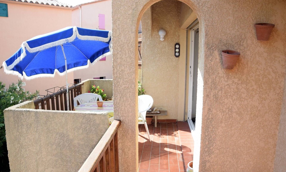Leucate Apartment | Apartment 'F K K Ferienwohnung Oasis Naturist' with Shared Pool, Shared Garden and Wi-Fi