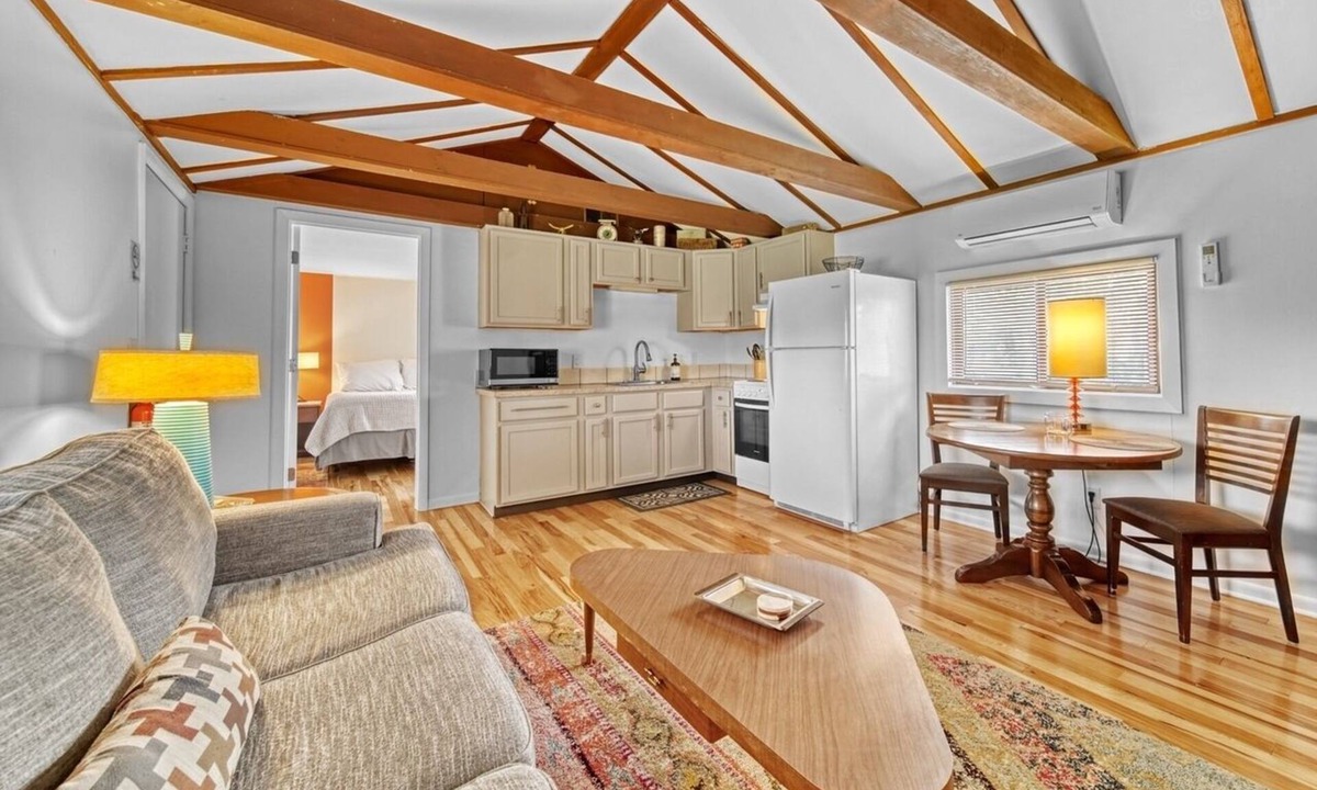 Fennville Apartment | Apartment F