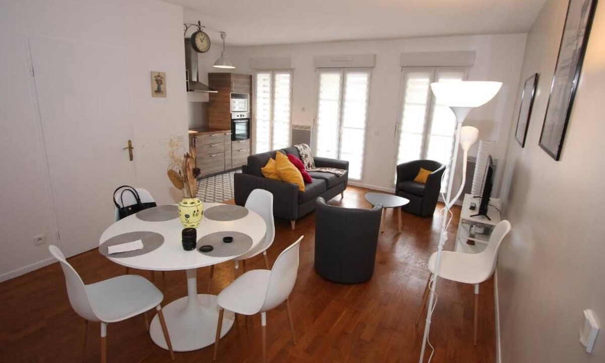 Serris Apartment | Apartment facing Vallée Village - very close to Disneyland