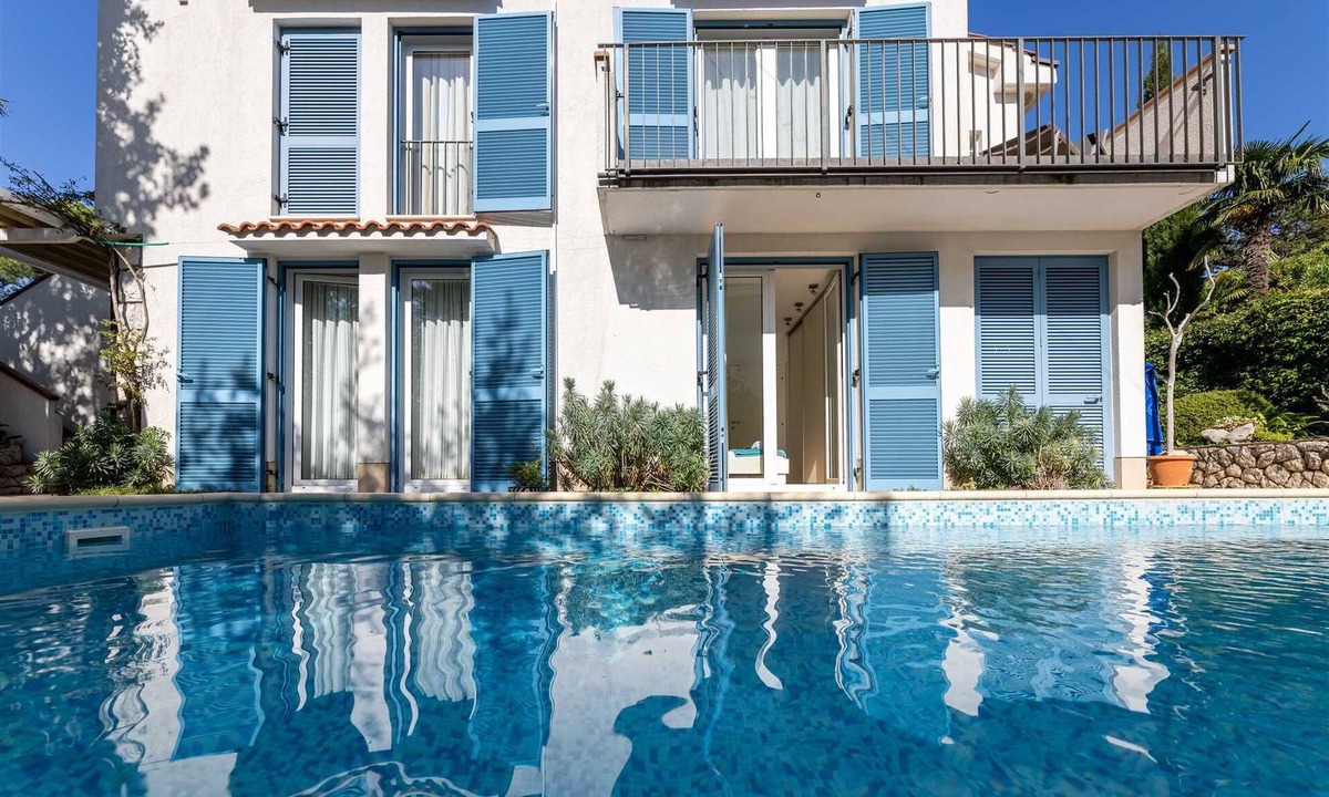 Njivice Apartment | Apartment Fana with Swimming Pool