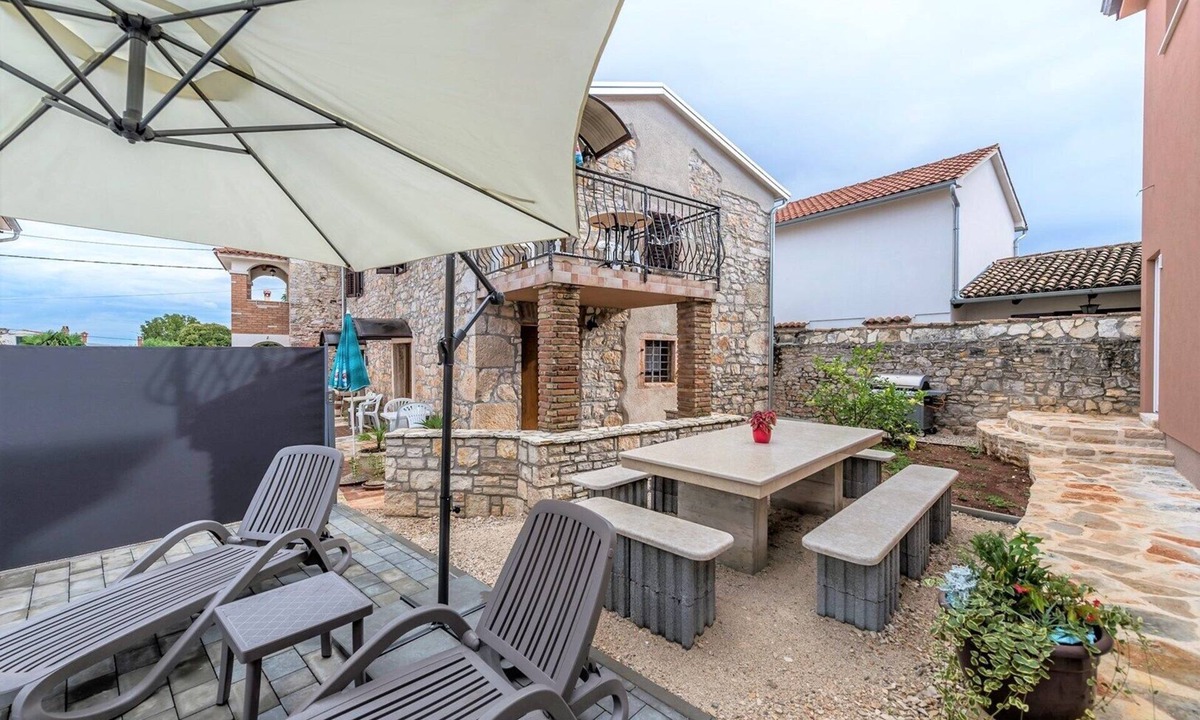 Tar Apartment | Apartment Fiorela II in Villa Valtrazza with Shared Pool
