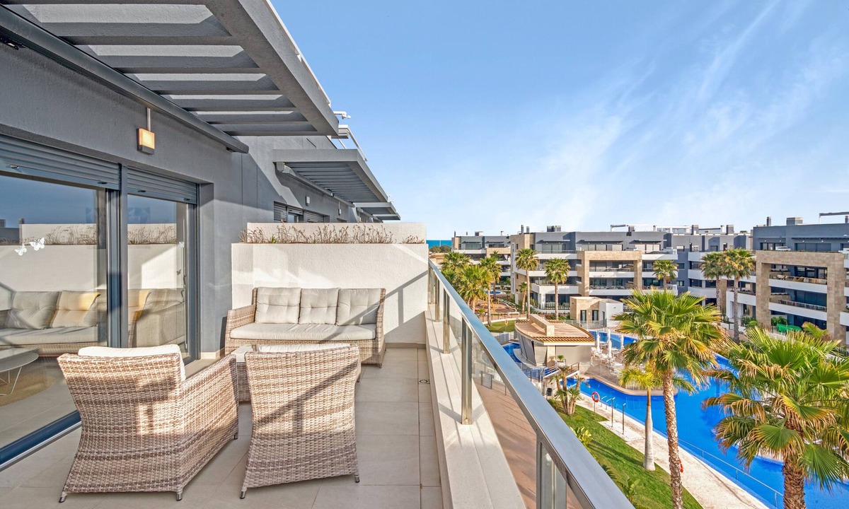 Flamenca Beach Apartment | Apartment 'Flamenca Village' with Shared Pool, Wi-Fi and Air Conditioning