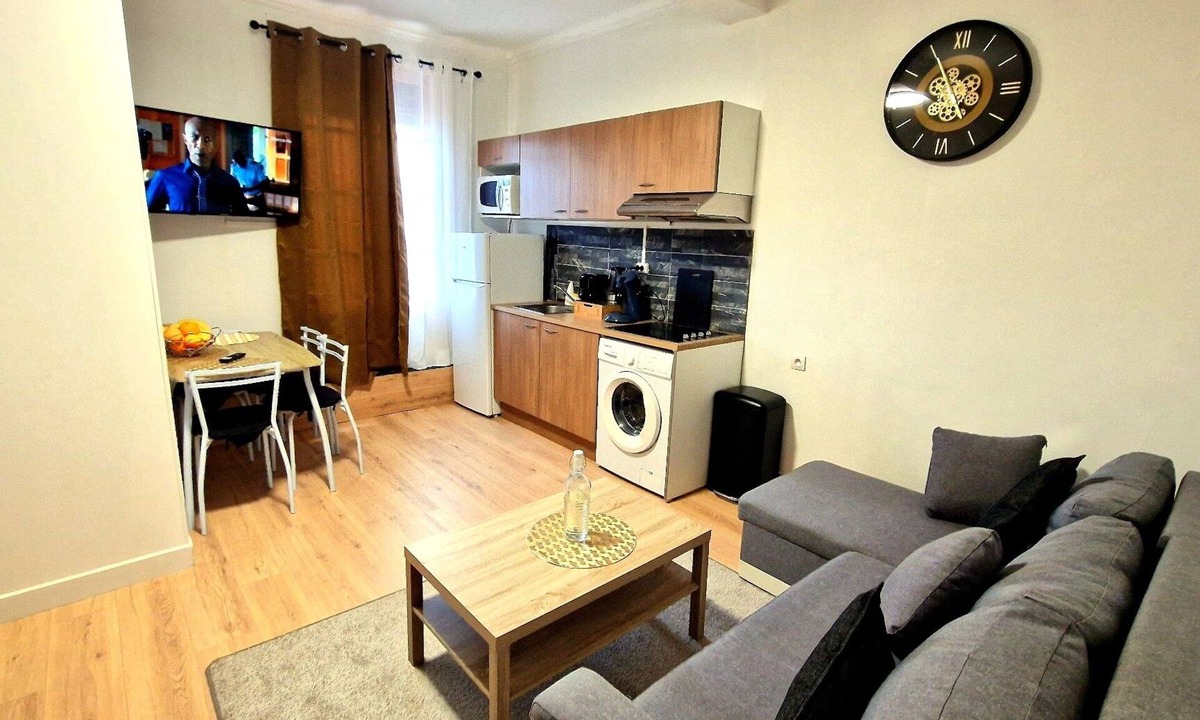 Minimes - Barriere de Paris Apartment | Apartment for 4 people metro Barriere de Paris, Private parking