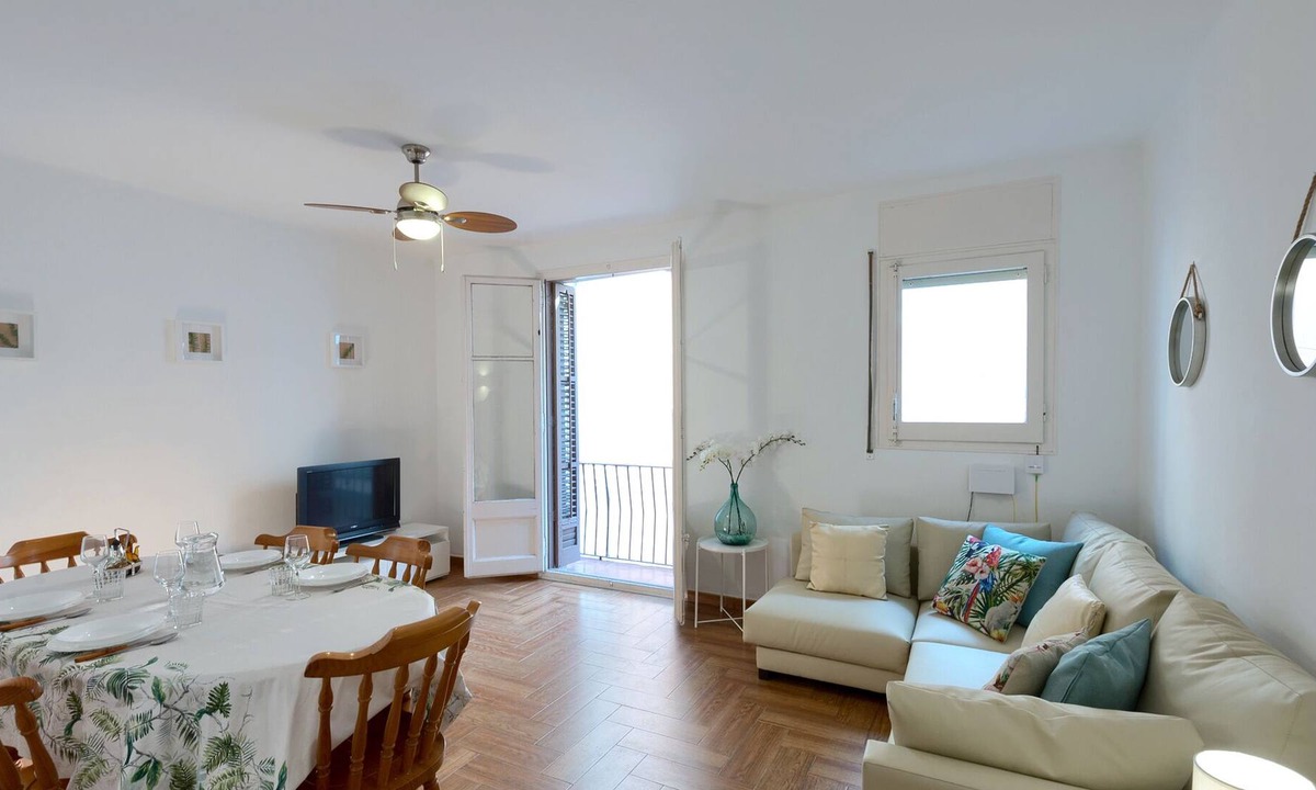 Arenys de Mar Apartment | Apartment for 8 people at 2 minutes by walk from the beach and the train station!