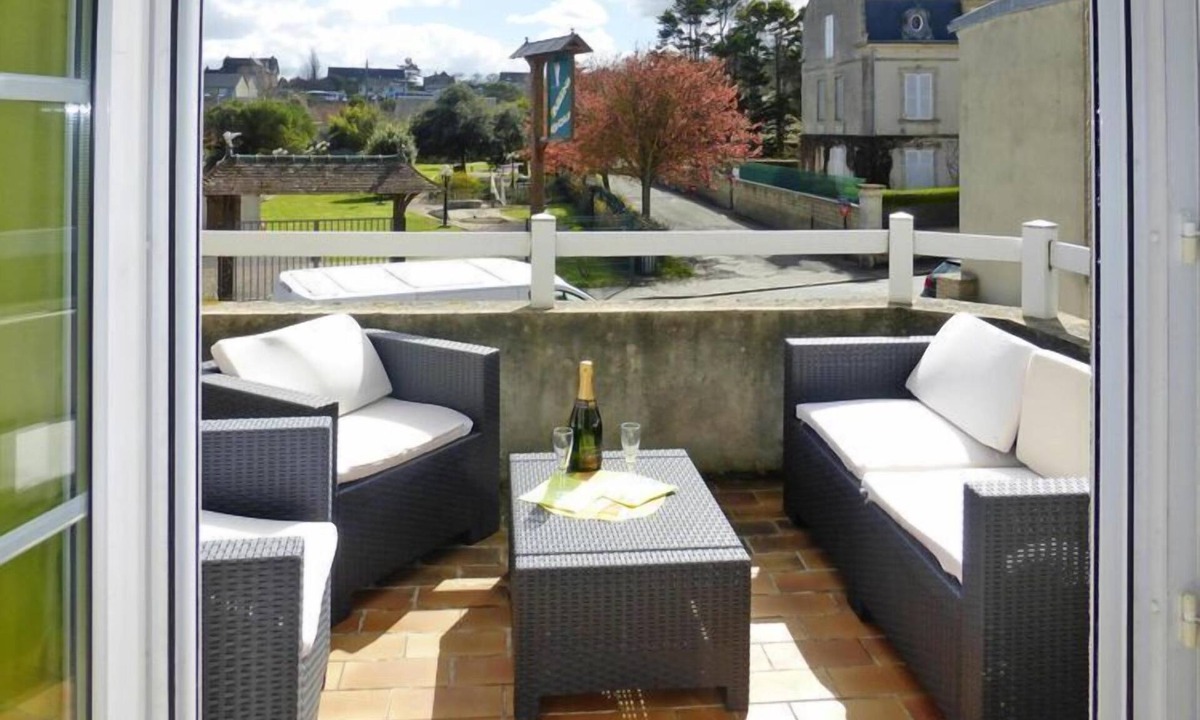 Arromanches-les-Bains Apartment | Apartment by Sandy Beach in Arromanches