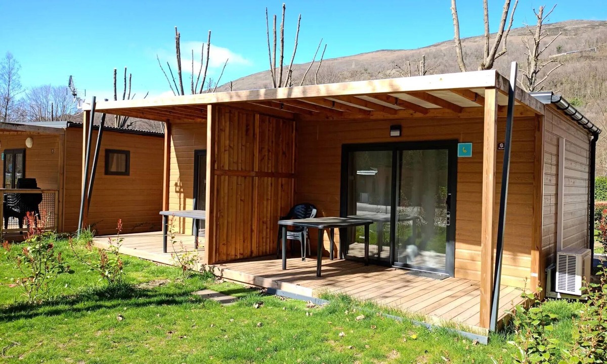 Savignac-les-Ormeaux Ski Chalet | Apartment
